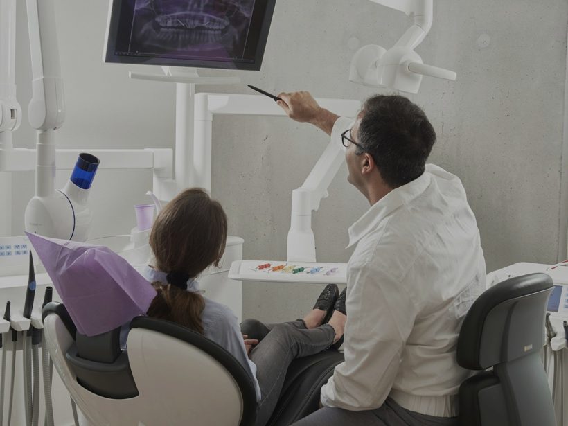 Dentista clínico geral atendendo paciente na Odontoclinic Sumaré