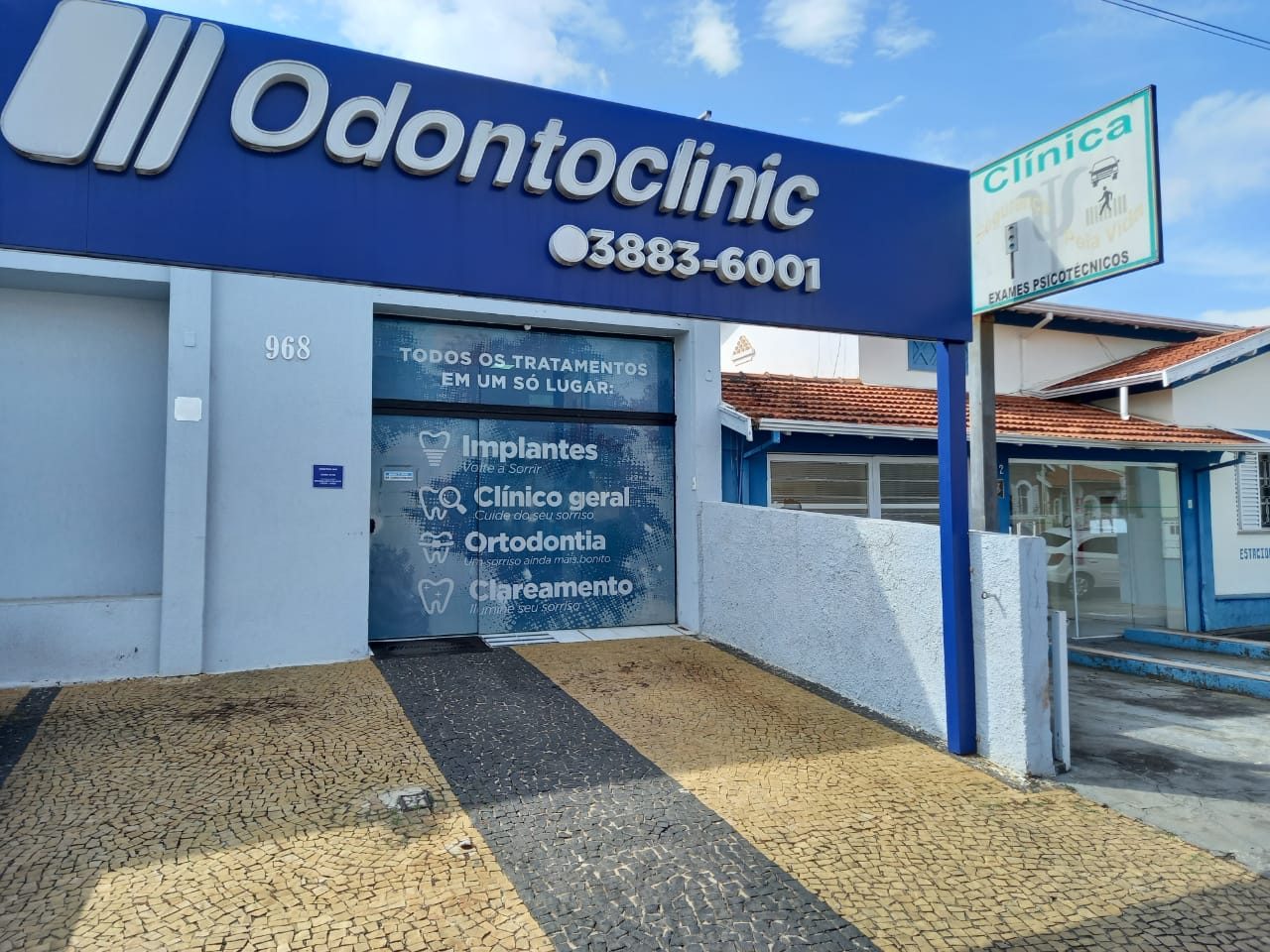 Entrada da Odontoclinic Sumaré, na Rua Dom Barreto, 968, Centro