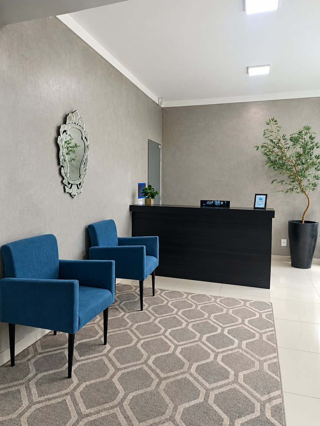 Recepção da Odontoclinic Sumaré, com balcão de atendimento e poltronas
